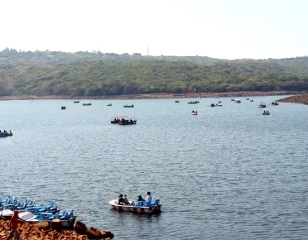 one-day-mahabaleshwar-local-sightseeing-tour-package-by-car-venna-lake